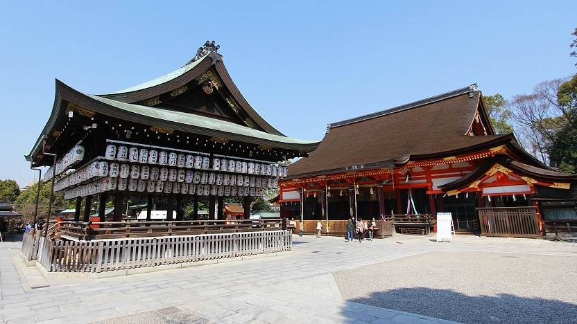 Visit Yasaka Shrine